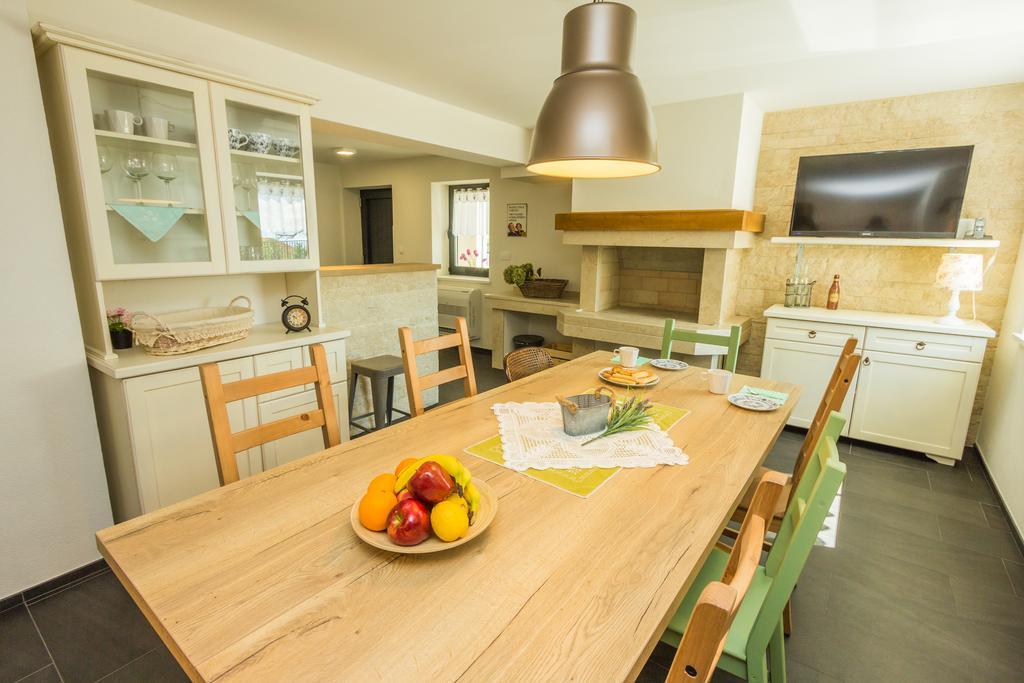 Villa Manus - Boutique Apartments Ловран Екстериор снимка